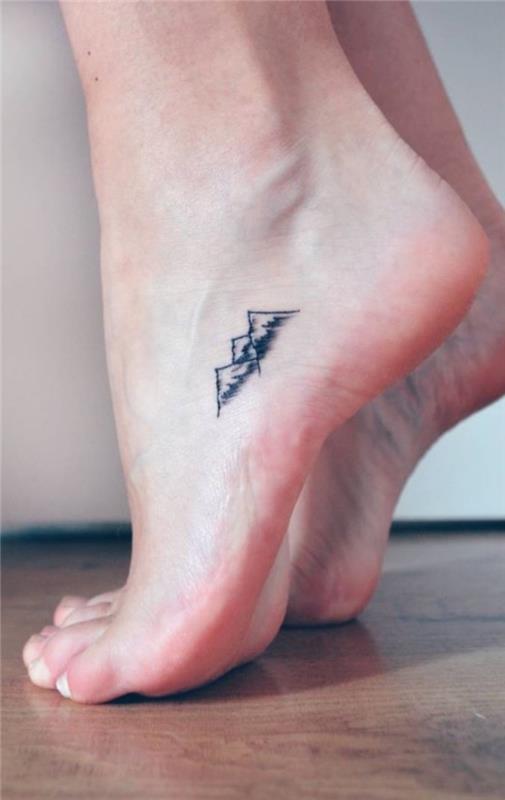 Tatuaggio piccolo, hora disegno, donna con piede tatuato