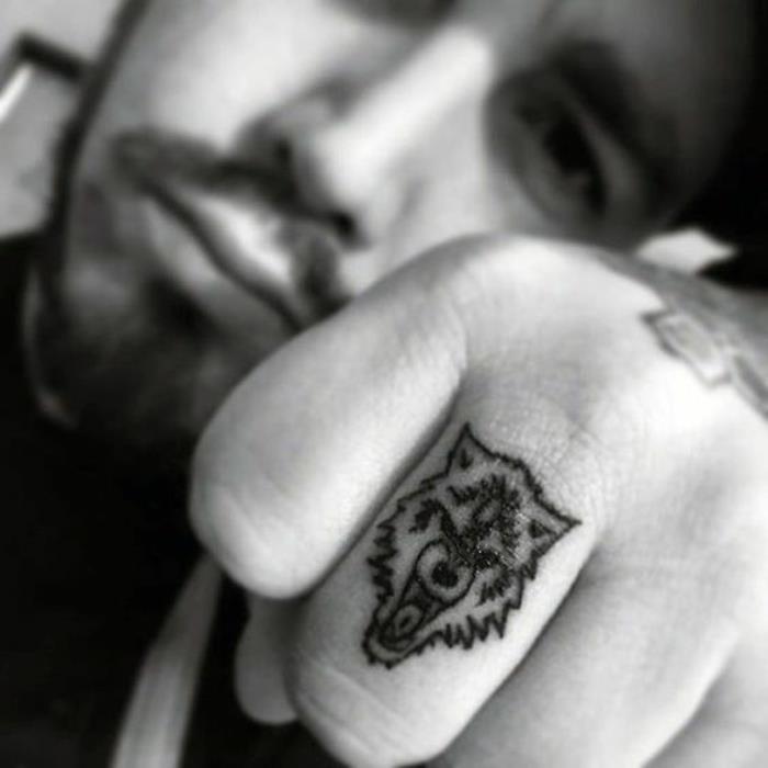 hård varg man finger tatuering