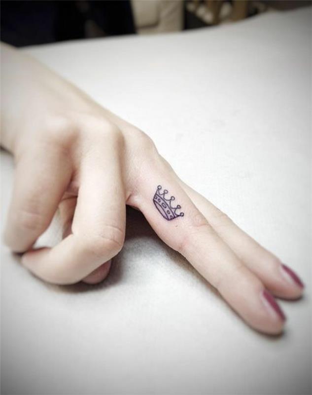 tetovanie ženského prsta s korunou princeznej, rafinovaným a ženským vzorom