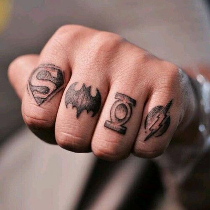 original idé om tatuering på människans hand, nördtatuering inspirerad av serier
