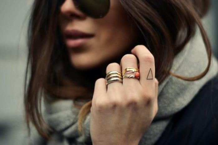 liten triangel tatuerad på fingret, trendig tatuering på fingrarna i minimalistisk stil