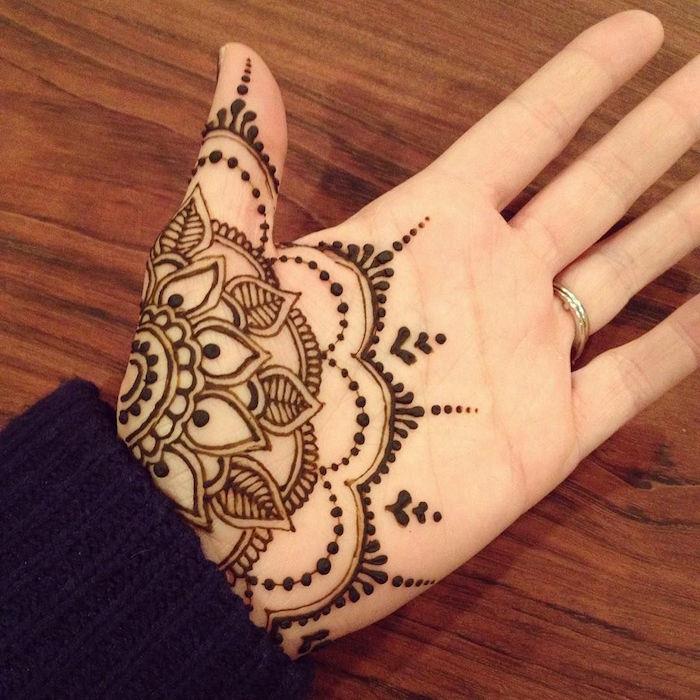 رسم زهرة اللوتس داخل كف اليد بأسلوب ماندالا