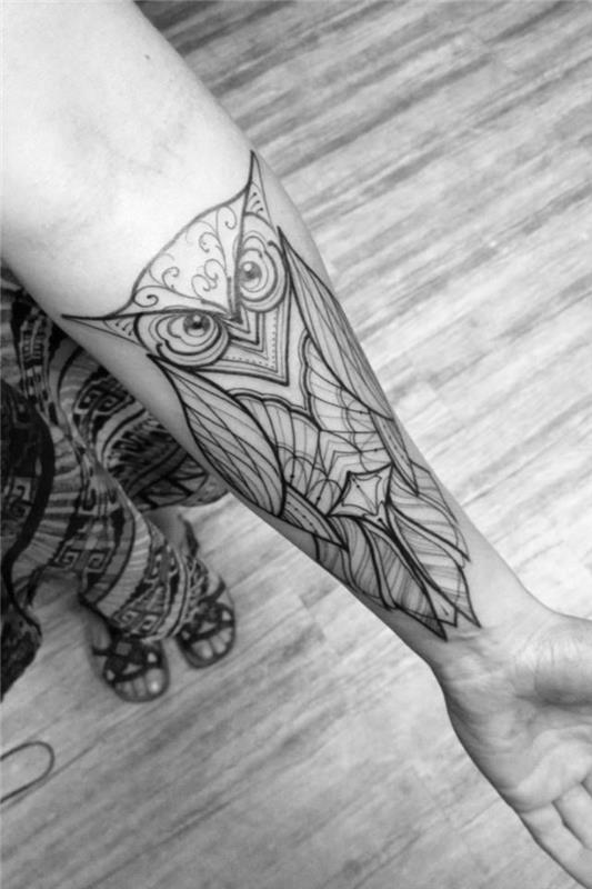 nápad na symbolické a estetické tetovanie ženy na predlaktie, geometrické sovy s harmonickými tvarmi