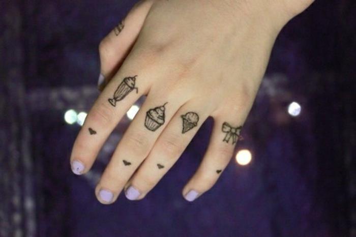 en tjejig handtatuering i minimalistisk anda