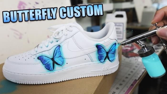 blå fjärilsmönster på textilritning på vita skosneakers sportteknik diy