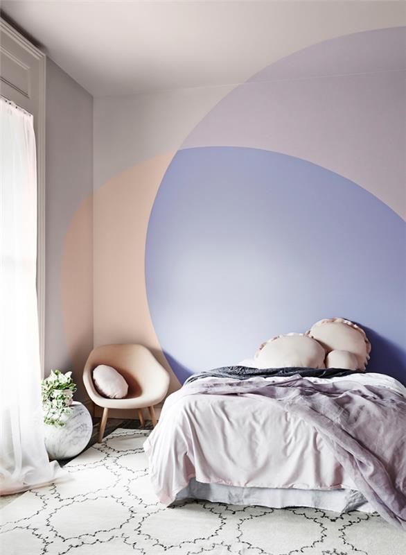 vzor maľba stena interiérový dizajn trend farba stena dekorácia spálňa posteľná bielizeň levanduľa stoličky nohy drevo