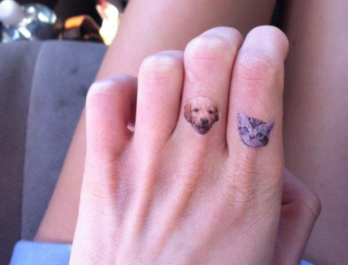 originálne tetovanie prstom hlavy mačky a psa, minimalistické farebné tetovanie