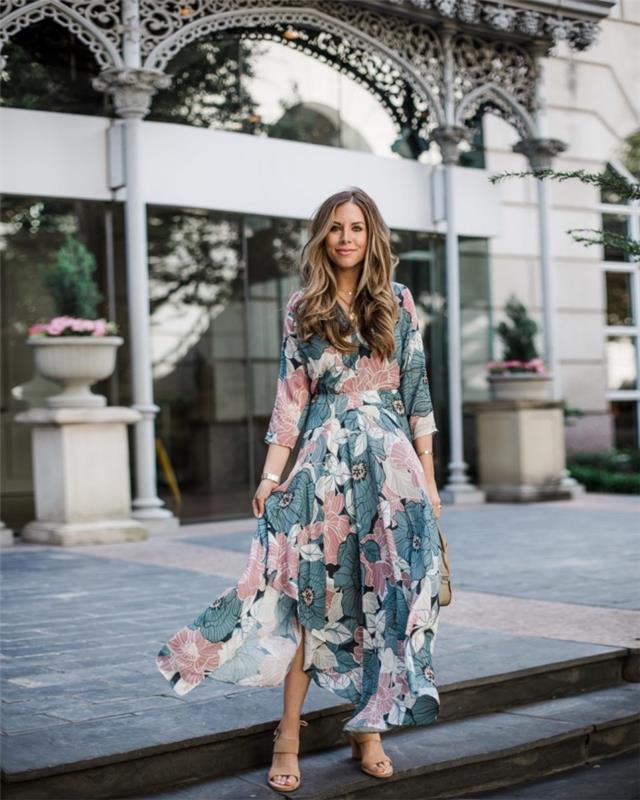 nápad na elegantné a očarujúce večerné šaty na leto 2019, príklad dlhých šiat s volánovou sukňou s ružovými a pastelovo zelenými kvetinovými vzormi