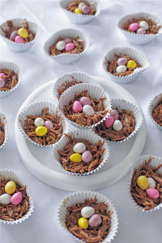hur man förbereder en liten påskchokladkaka i en muffinsform, idé till en minismält chokladdessert
