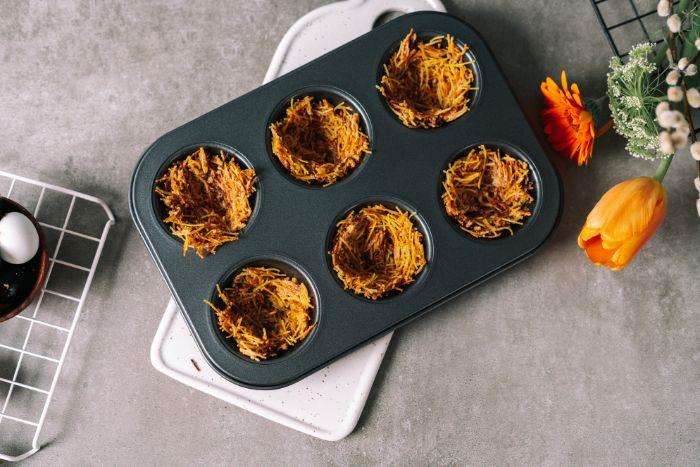 vermicelli med kondenserad mjölk i en muffinsform, miniatyr påsktårta idé att göra själv