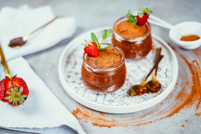 enkel vegan lätt efterrätt, enkelt recept på mörk chokladmousse med kikärter och chokladjuice