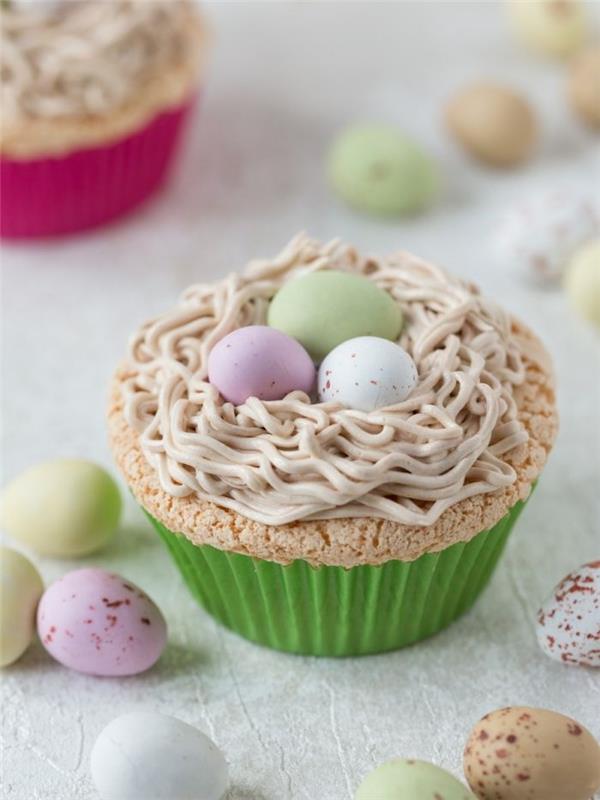 liten muffinsformad påsktårta, krispigt cupcake-recept med dekoration för den ursprungliga påskfesten