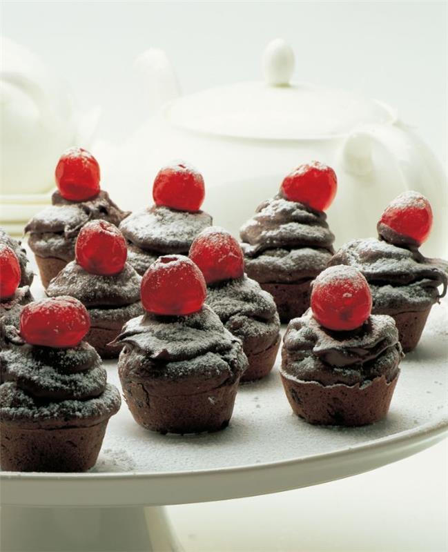 jemné čokoládové muffiny s ozdobou z čerešňového a krupicového cukru