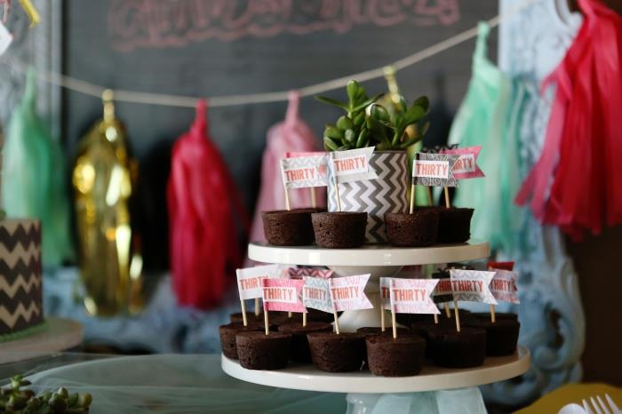 enkla hemlagade desserter för en kvinnas 30 -årsdag, dekoration med DIY -krans och dessertbricka