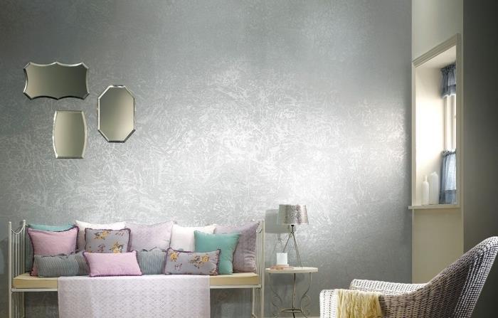 Nápad na dekoráciu steny metalickou farbou v striebornom odtieni, dekoráciu obývačky bielym železom a dreveným lavicovým nábytkom