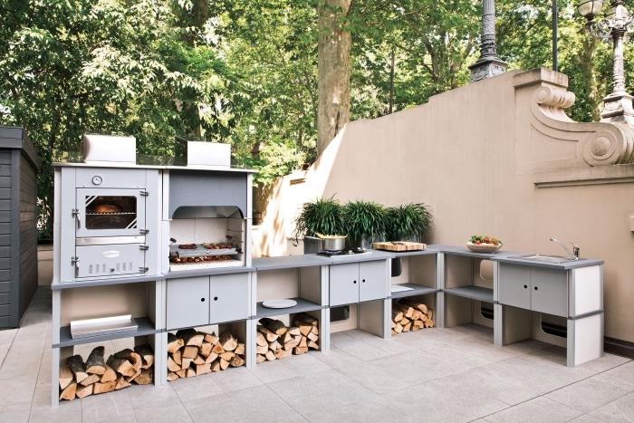 vonkajší priestor s kuchynským modelom v šedej a drevenej farbe, nápad na otvorenú alebo uzavretú vonkajšiu úložnú skrinku