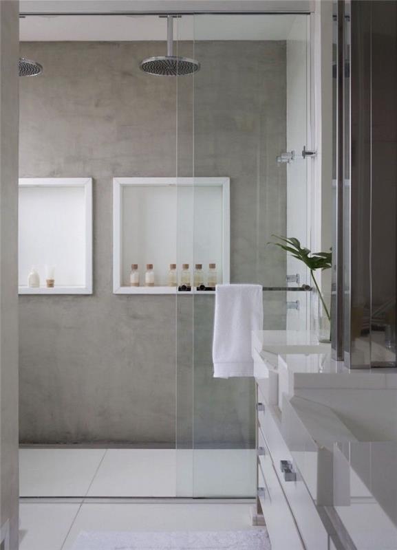hladká betónová stena moderný bezbariérový sprchovací kút na bielej dlažbe