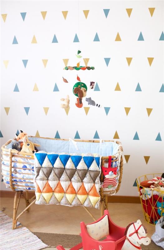 príklad dekorácie na stenu v detskej izbe s bielymi stenami, viacfarebný detský mobil nad detskú postieľku