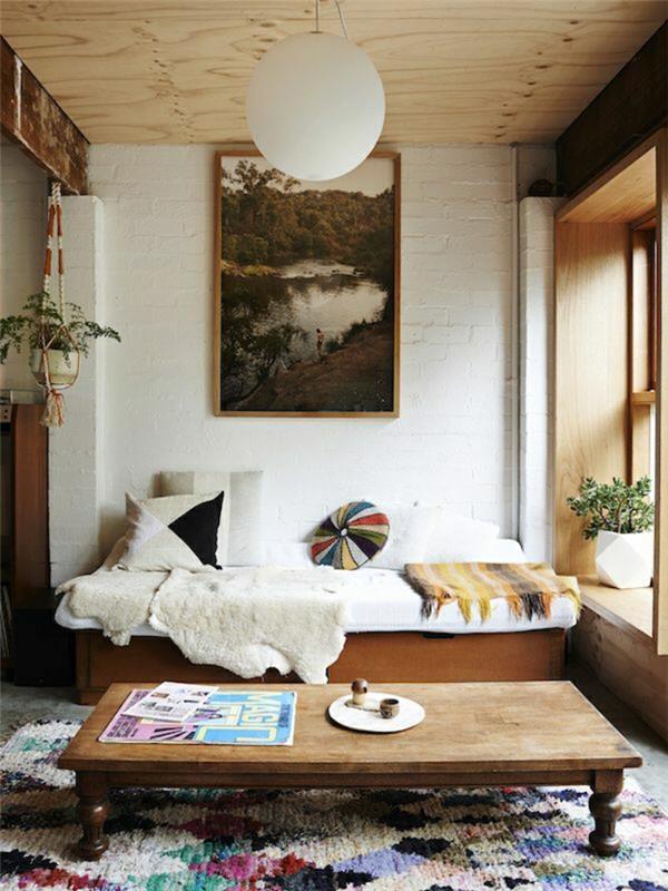 biela-stena-obývačka-s-dreveným-konferenčným stolíkom-do-obývačky-farebný-koberec