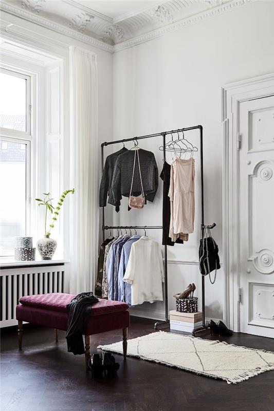 Liten walk-in closet garderob förvaring för kläder sovrum vintage stil lägenhet med högt tak