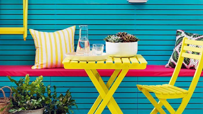 Balkónový nábytok modrá stena a žltá stolička, predstavte si, akou farbou premaľujete drevený nábytok, maľovaný nábytok