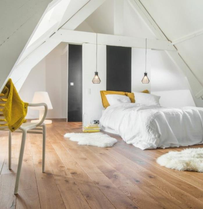 Deco sovrum under sluttning, ljus parkett, vita sängkläder, vit stol, designupphängningar, skåp under sluttning, skandinavisk atmosfär