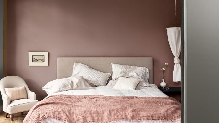 vilken färg för ett sovrum, mysig inredning i en kvinnas sovrum med taupe -väggar och beige möbler med vita tillbehör