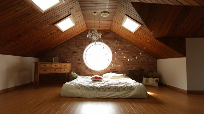 tak- och golvbeläggning av trä, balkar, vit madrass, mångfärgat sängklädsel, takfönster, vintage träbord, elegant ljuskrona, vindmöbler
