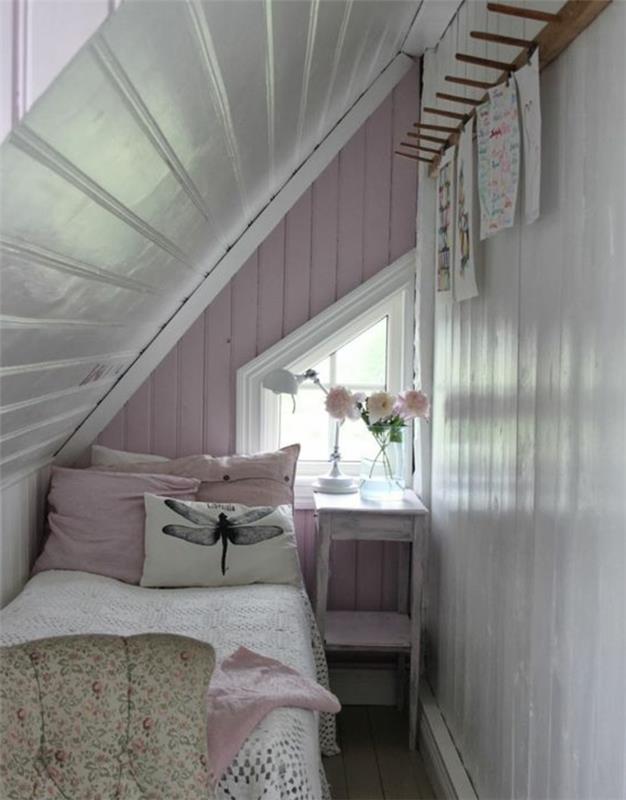 vinds layout, vit väggfärg, ljusrosa accentvägg, rosa kuddar, vitt sängklädsel, blommor, vindsinredning