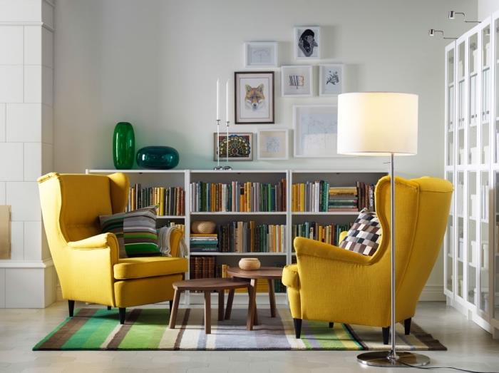 modern gul fåtölj modell, deco idé läshörna i ett vitt vardagsrum med mörkt trä dubbelbord