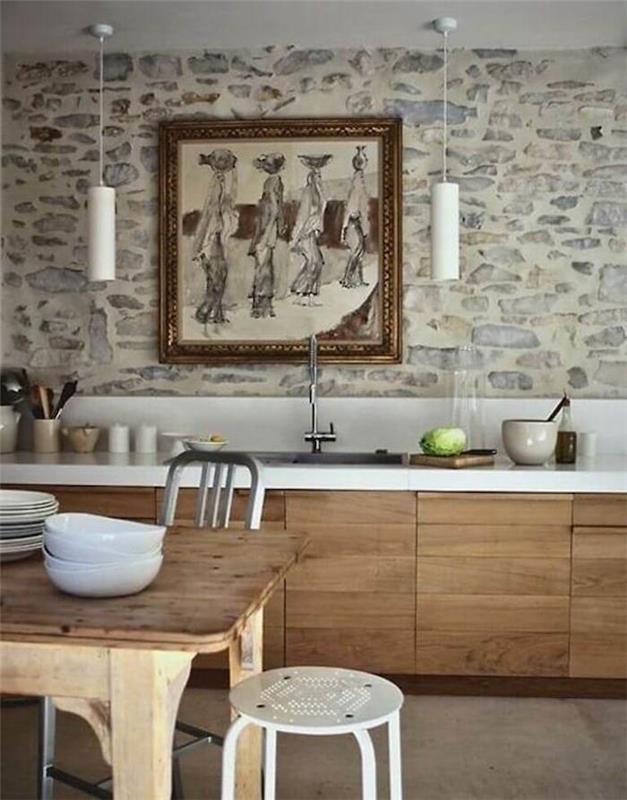 kamenná stena renovovaná vápnom v kuchyni so starým dreveným nábytkom pre rustikálny dekor