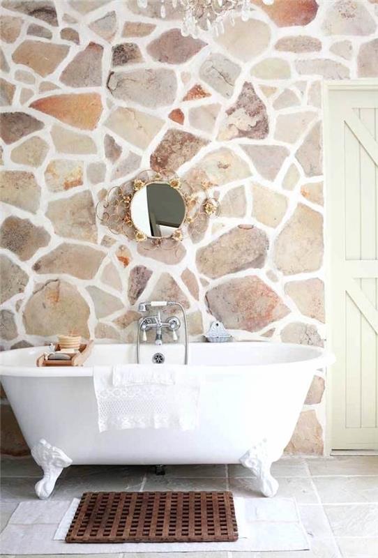 farebná kamenná kúpeľňová stena s bielou vápennou maltou a voľne stojacou vaňou
