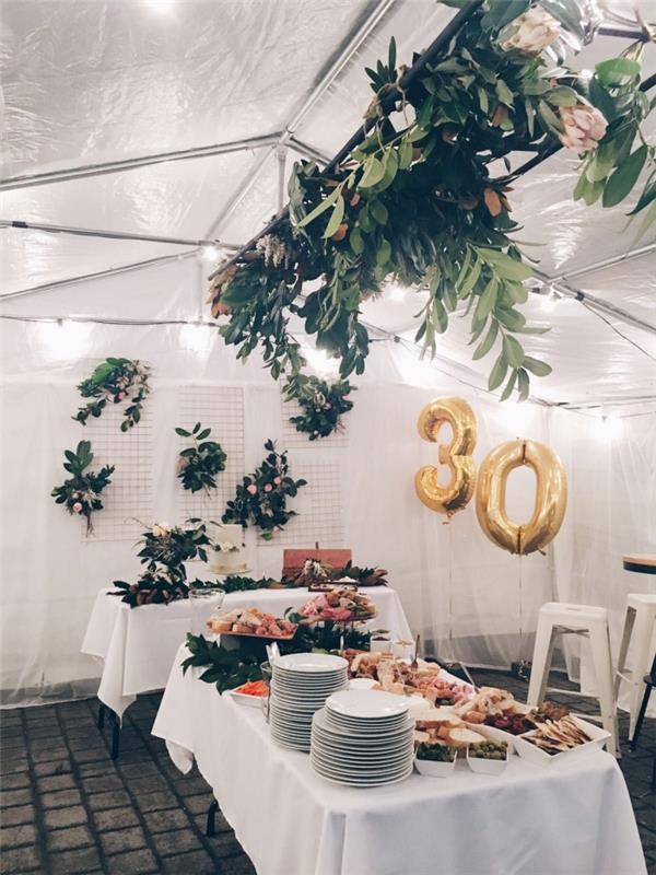 hur man organiserar en rustik fest i trädgården, vuxen födelsedagsbord dekoration idé med färska blommor och vita tallrikar