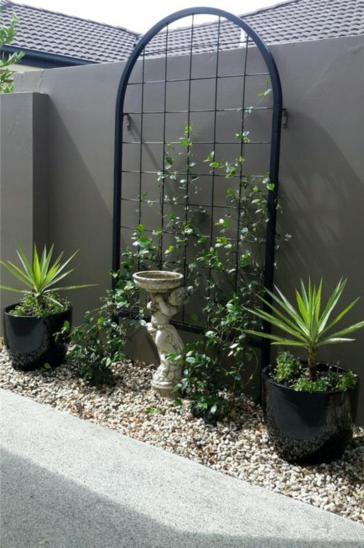 vonkajšie obklady stien, vonkajšie obklady stien v perleťovo sivej farbe, dekorácia s čiernym kovovým rámom starého okna, opatrená drôtom na podporu plazivých rastlín