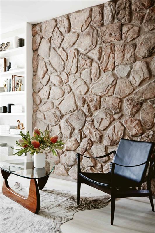béžové obkladové kamene na stene v obývacej izbe s bielymi policami