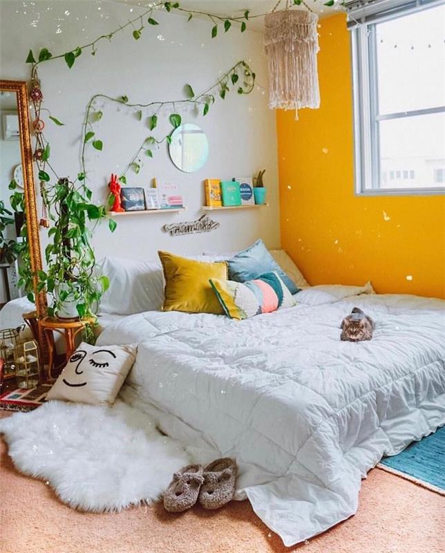 Inšpirácia dekoráciou spálne pre dospelých, spálňa Tumblr so žltou stenou, rastlina na stene, ako vyzdobiť jednoduchú a útulnú spálňu