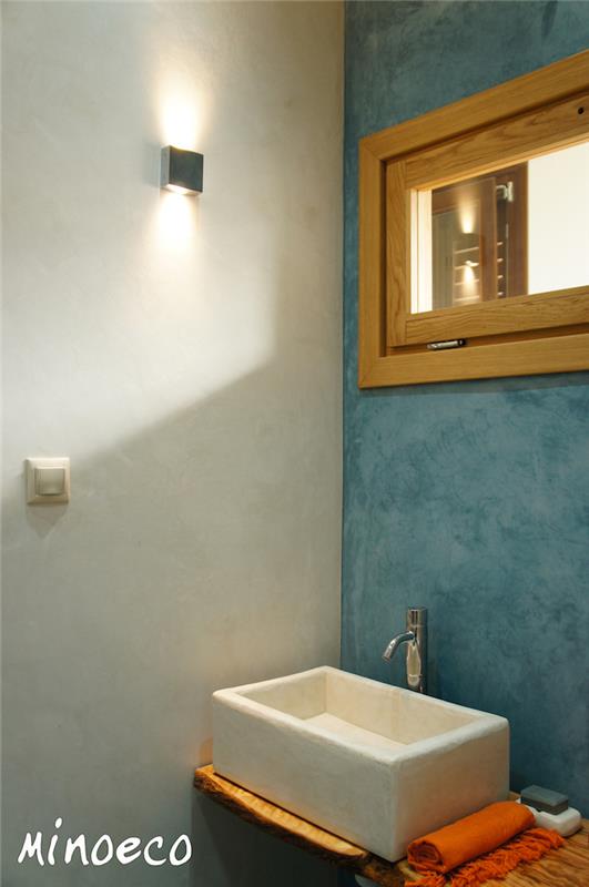 حمام مع مغسلة منحوتة في TADELAKT بجدران بيج وأزرق بدون بلاط