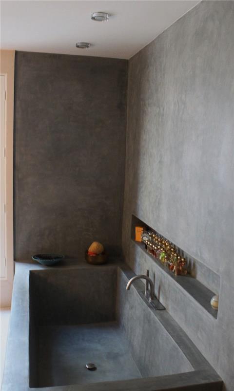 حوض الاستحمام الصلب وتغطية جدران الحمام بدون بلاط باللون الرمادي TADELAKT