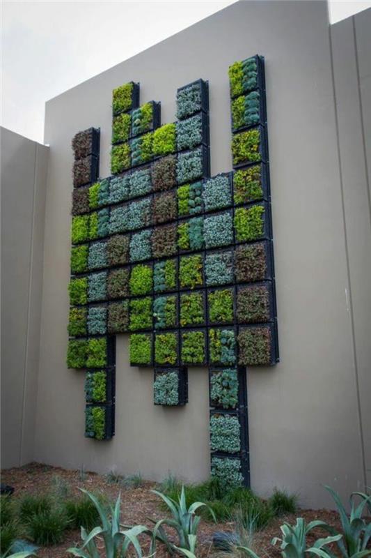 vertikálne pestovanie na záhradnej priečke v krémovo bielej farbe, kompozícia viacerých malých panelov s rastlinami v rôznych odtieňoch zelenej, zelená stena v palete, zelená stena