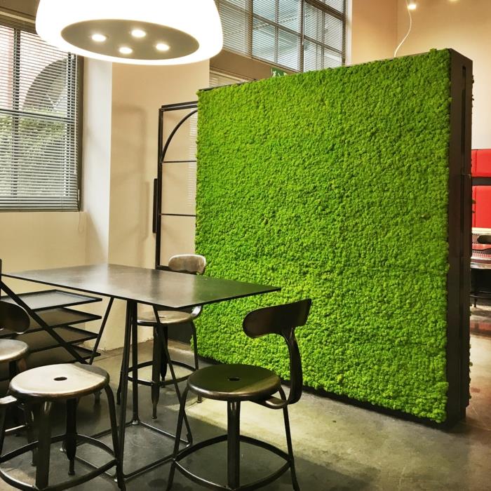 stena zelenej palety, štvorcový panel so zeleným machom, ktorý slúži ako oddeľovač priestoru, samostatná jedáleň a obývacia izba so zeleňou, priestor predurčujúci na relaxáciu, zelená stena