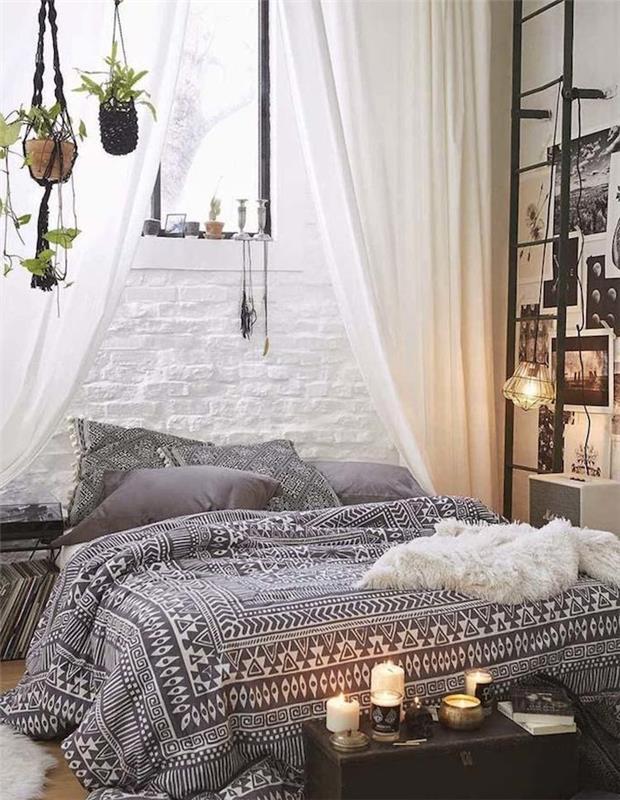 orientalisk sänggavel i genomskinliga vita gardiner, hängande makrame blomkrukor, svart, grått och vitt sänglinne, dekorativa ljus och svartvita fotoväggar