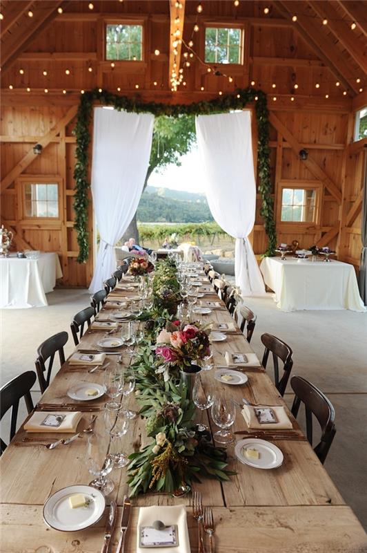svadba vo vidieckom štýle v starých drevených stodolách, nápady na výzdobu vidieckej svadby, zeleninový veniec na stole zo surového dreva