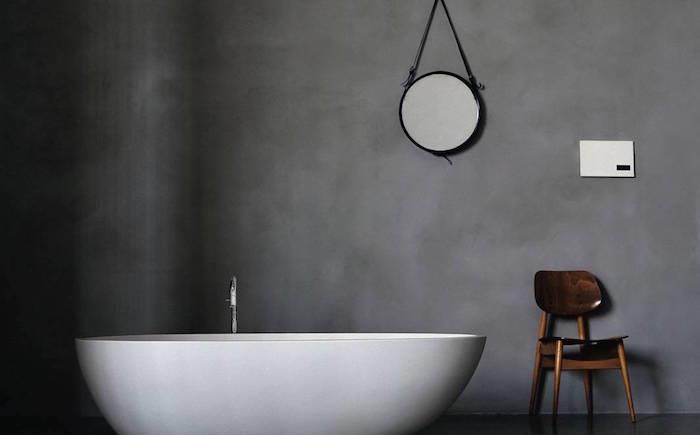 fotografická súprava voskovaného betónu do kúpeľne na antracitovú stenu a voľne stojacu vaňu pre škandinávsky minimalistický dekor