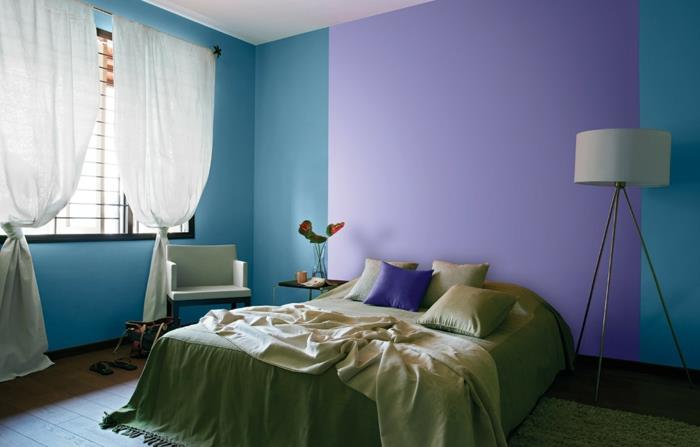 الجدران الزرقاء والبنفسجية ، لون جدار غرفة النوم الأصلي ، مصباح ثلاثي القوائم أبيض ، ستائر بيضاء