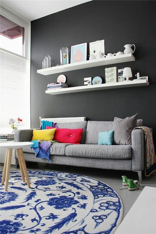 tmavosivé steny-okrúhly koberec v béžovej a modrej myšlienke-maľba do obývačky