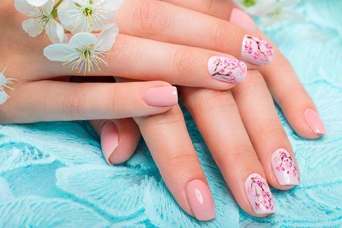 nail art 2021 základná farba nahá svetlo ružové odtiene trend manikúra starostlivosť o nechty kvety