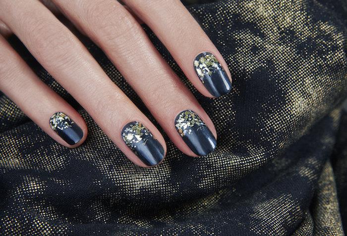 faicle nail art na Vianoce, čierny lak na nechty so zlatým leskom, jednoduchá dekorácia
