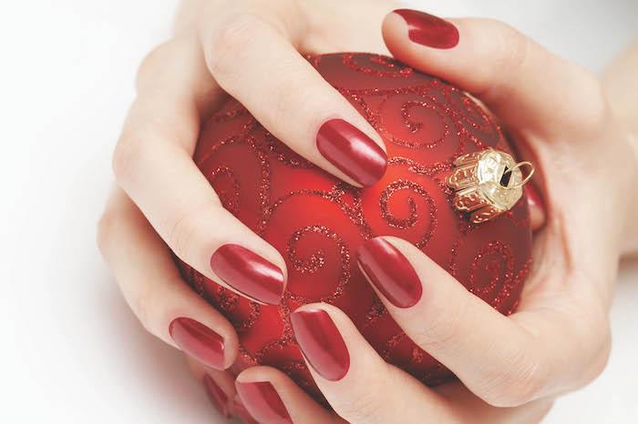 príklad červeného nechtového umenia pre jednoduché a estetické Vianoce, červená vianočná guľa so zaujímavým efektom trblietok