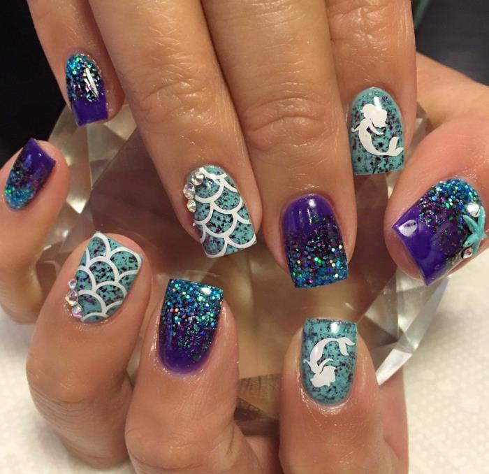 sjöjungfruskala nageldesign, glittermanikyr, sommar nagelkonst i blått, lila, lutande naglar