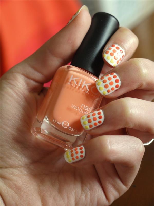 prickig nagelkonst manikyr, orange och gula prickar på vita naglar, ljusorange nagellack